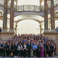 Dr. Hans-Joachim Heßler, Präsident des Oberlandesgerichts München und des Bayerischen Verfassungsgerichtshofs, hieß die zahlreichen Studierenden der Rechtspflege im Justizpalast willkommen. 